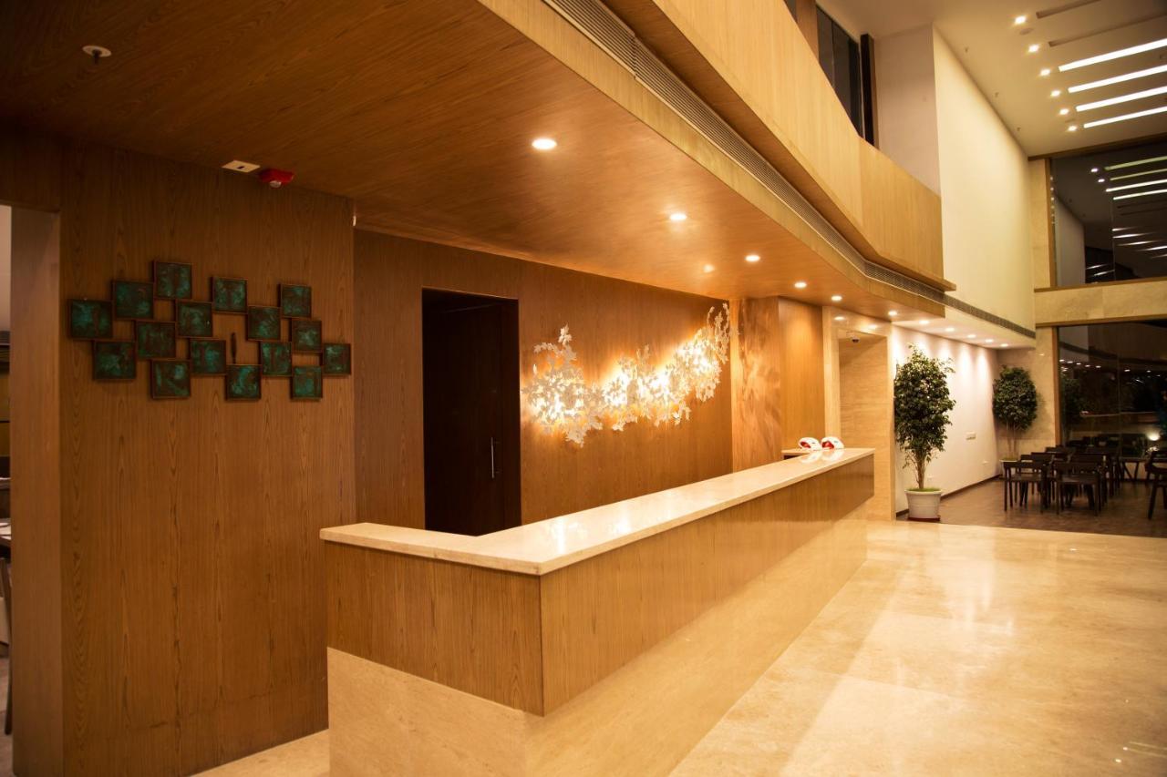 V 7 Hotel Čennai Exteriér fotografie