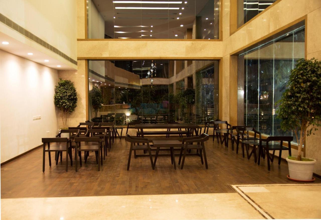 V 7 Hotel Čennai Exteriér fotografie